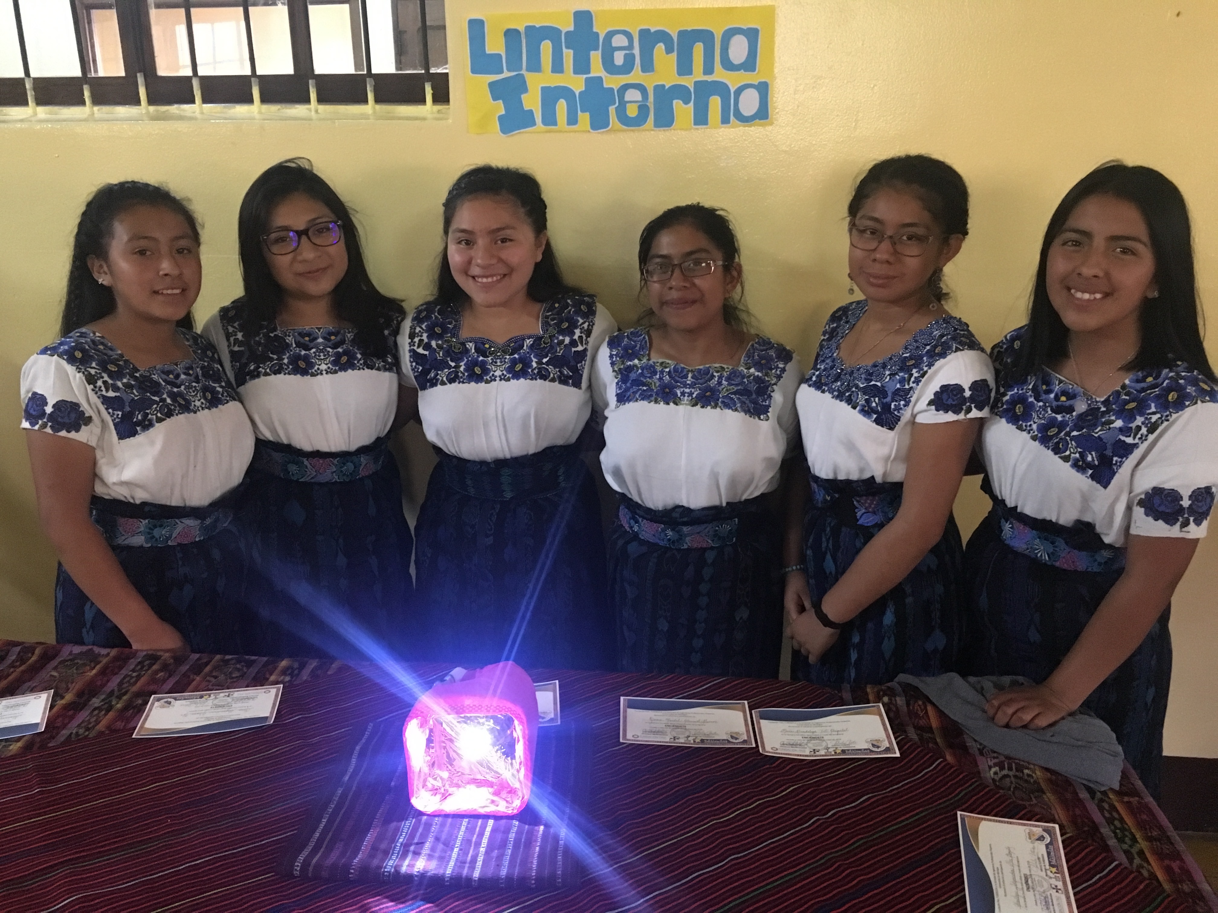 Estudiantes con traje típico guatemalteco mostrando su Linterna Interna