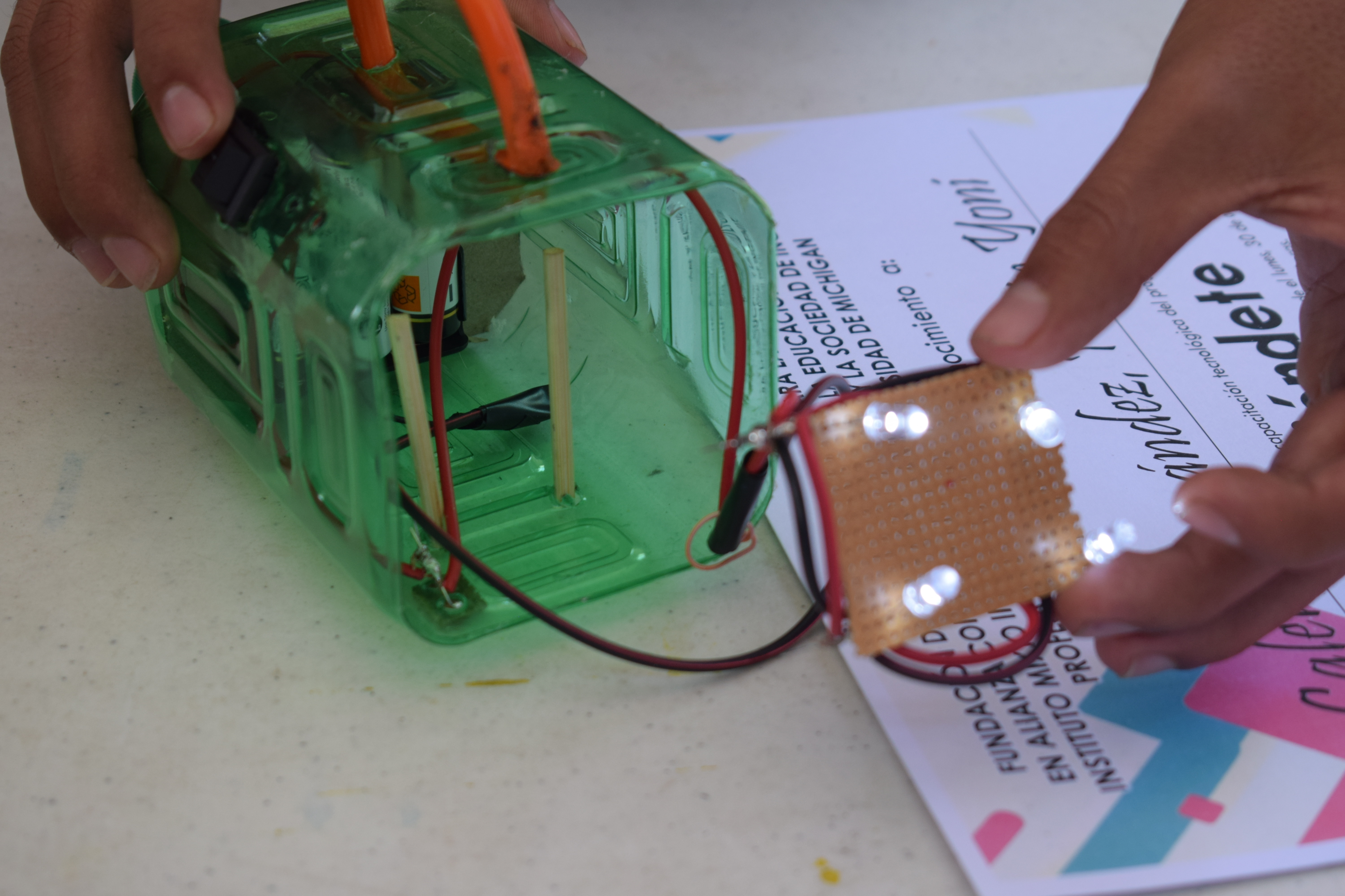 Linterna casera hecha con botella verde y circuito