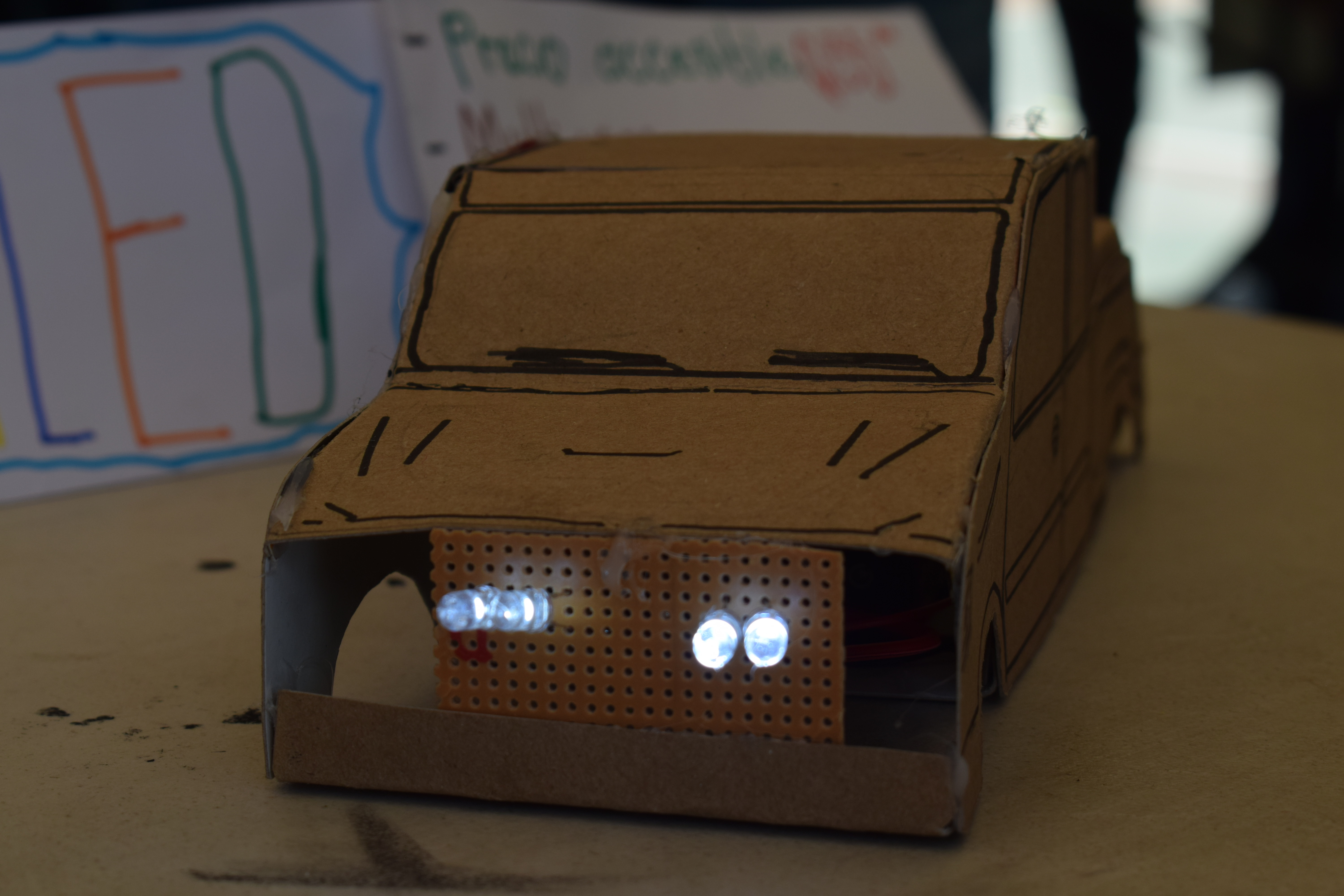 Carro de cartón con circuito LED