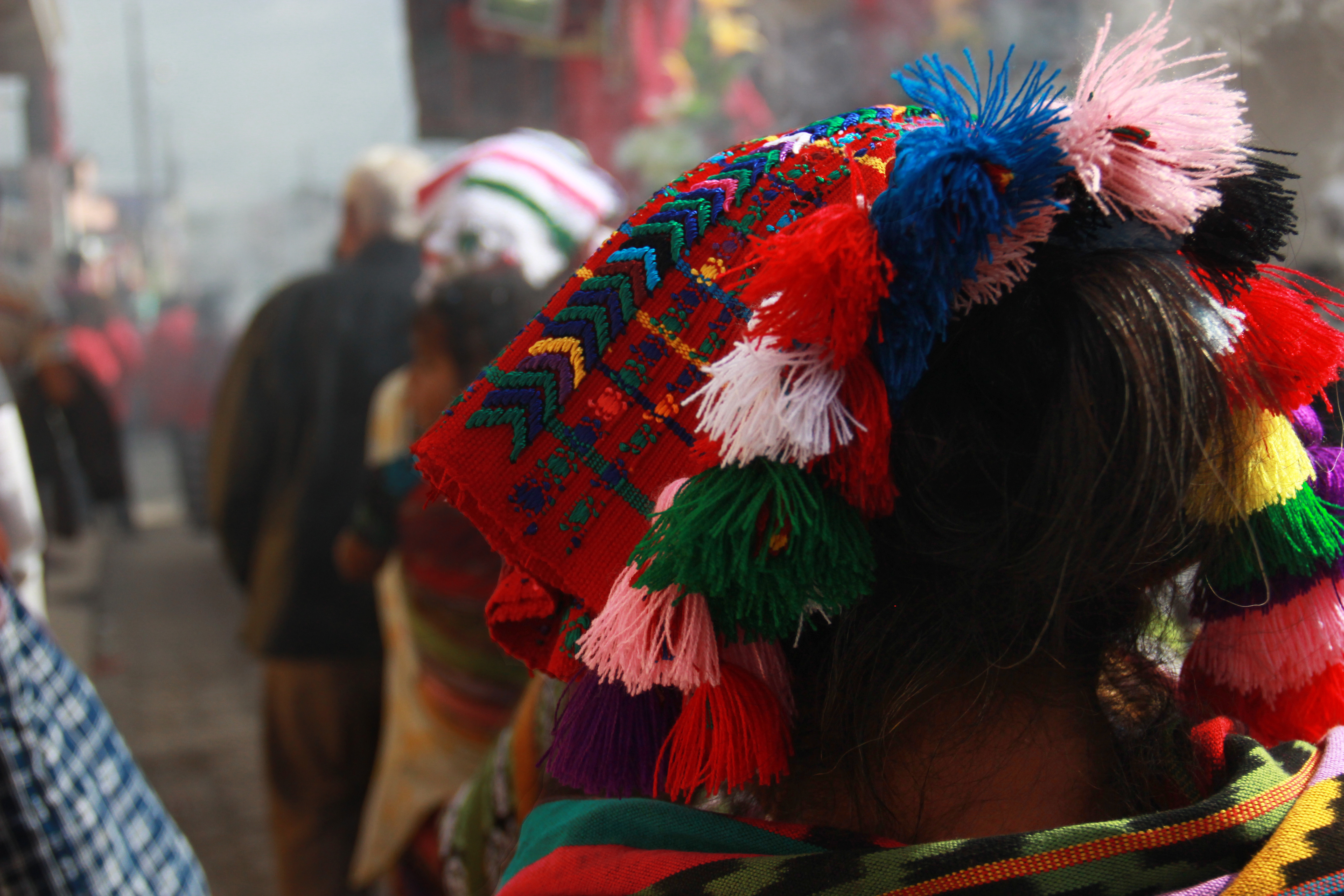 Tocado ceremonial rojo con pompones
