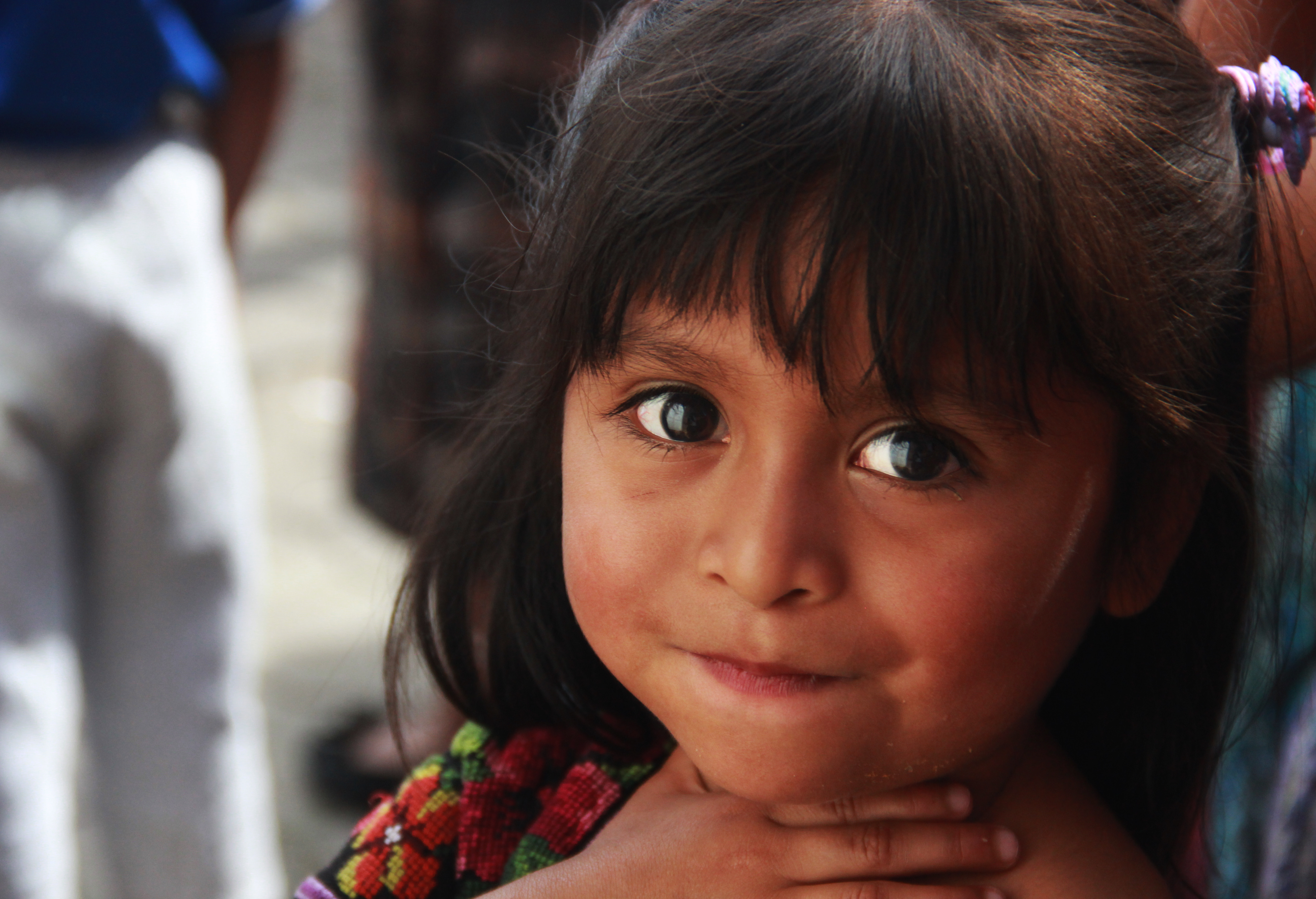 Retrato de una niña en traje tradicional guatemalteco