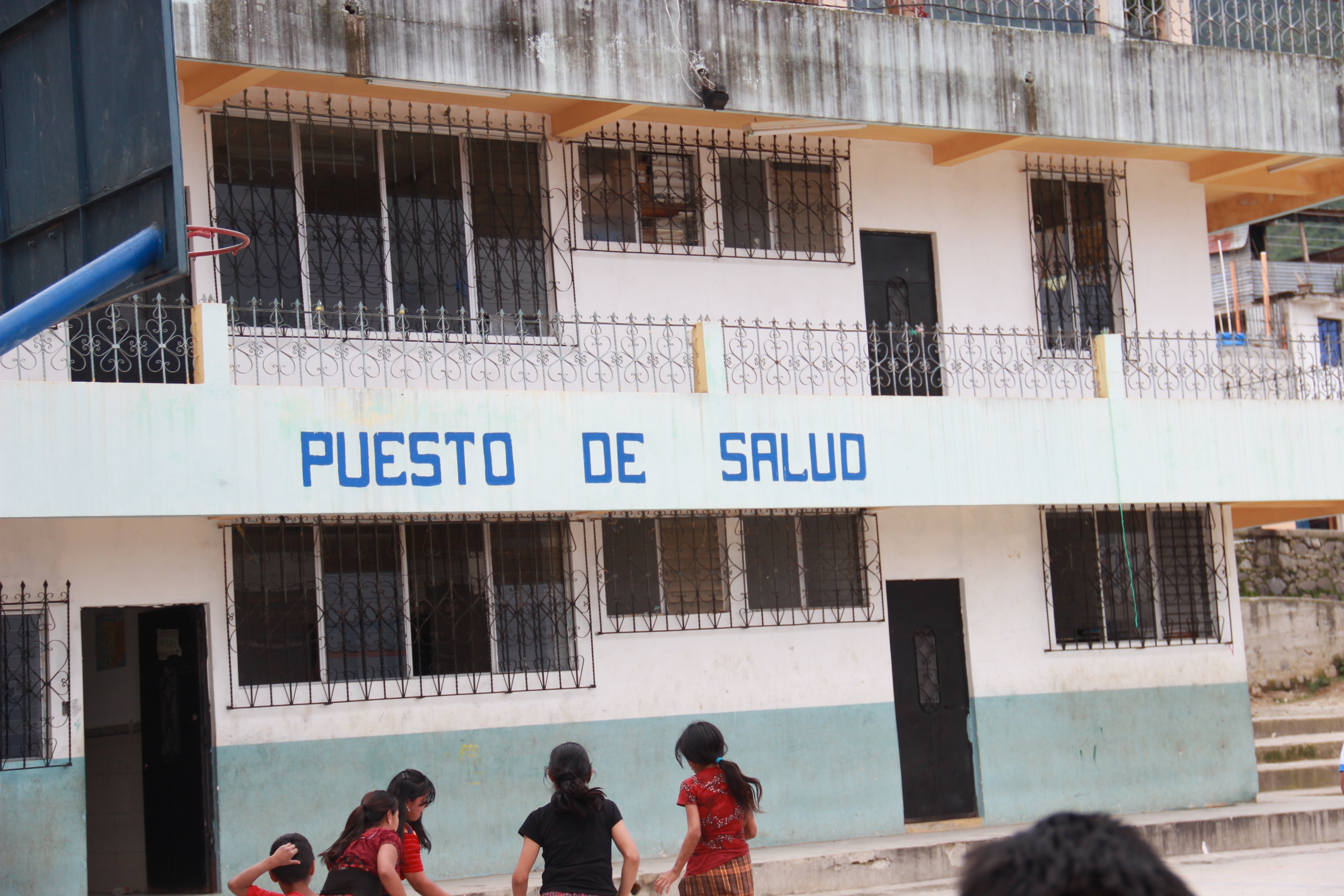 Puesto de Salud comunitario con niñas guatemaltecas