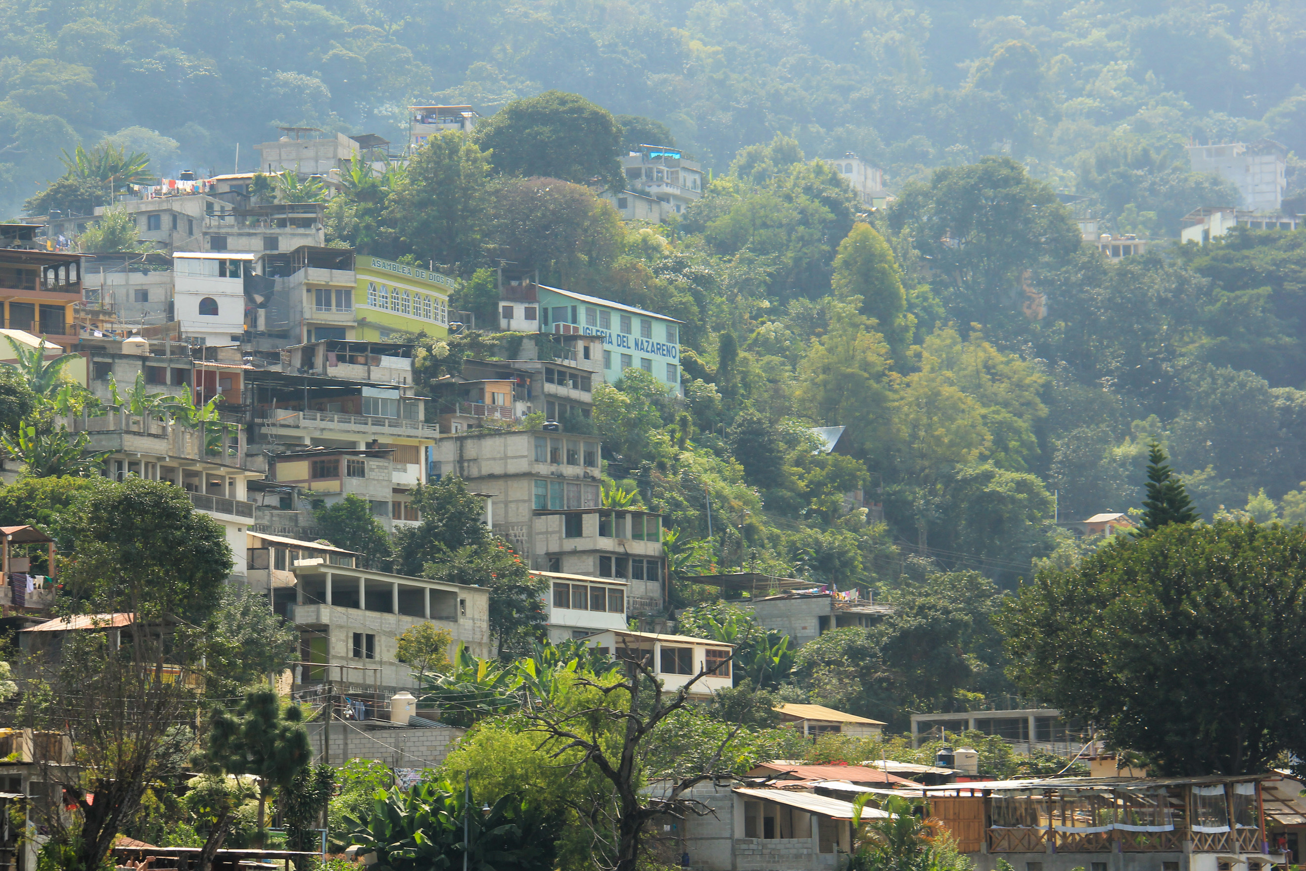 Pueblo guatemalteco en la ladera entre neblina