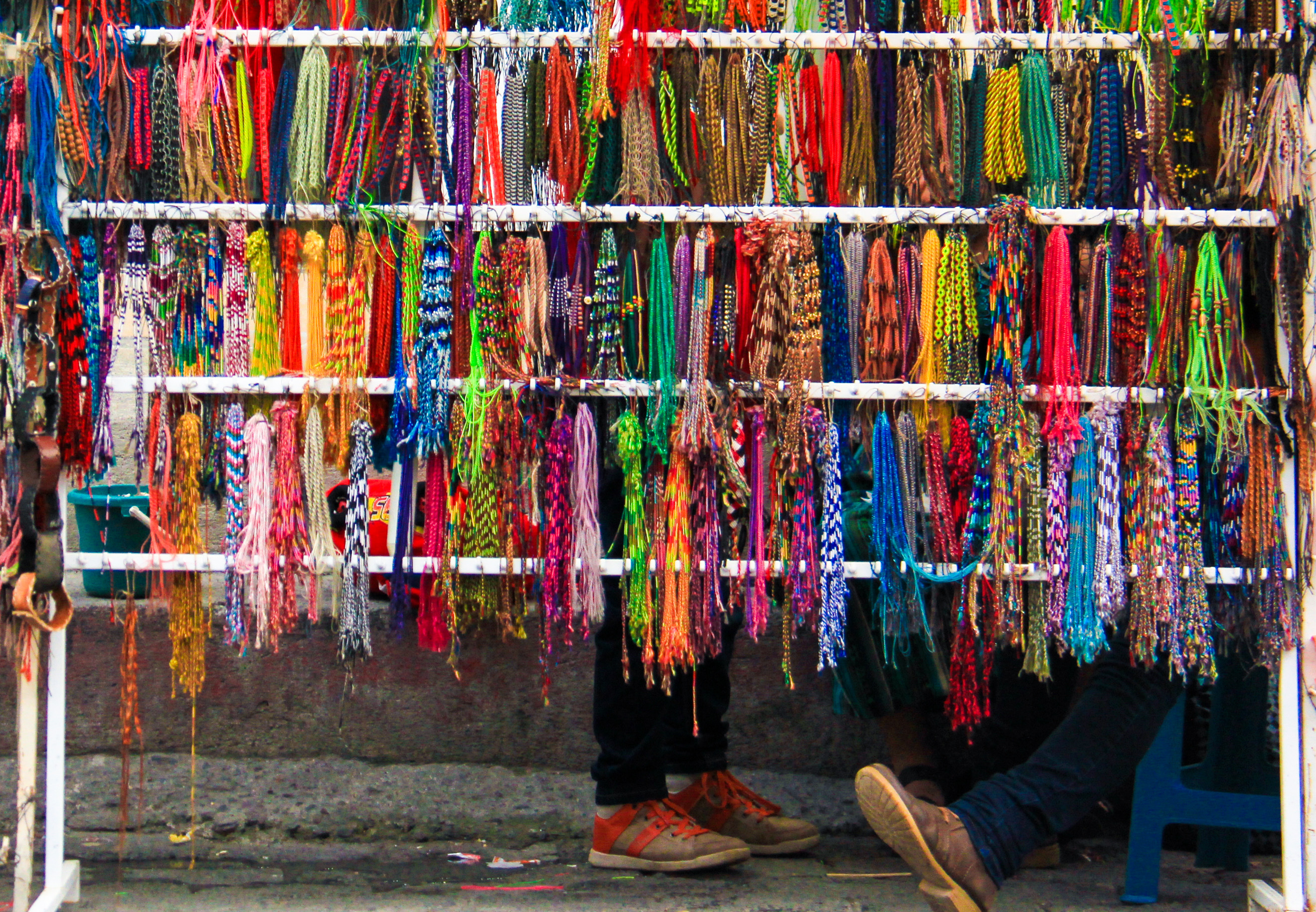 Pulseras de colores tejidas a mano en un puesto de mercado guatemalteco