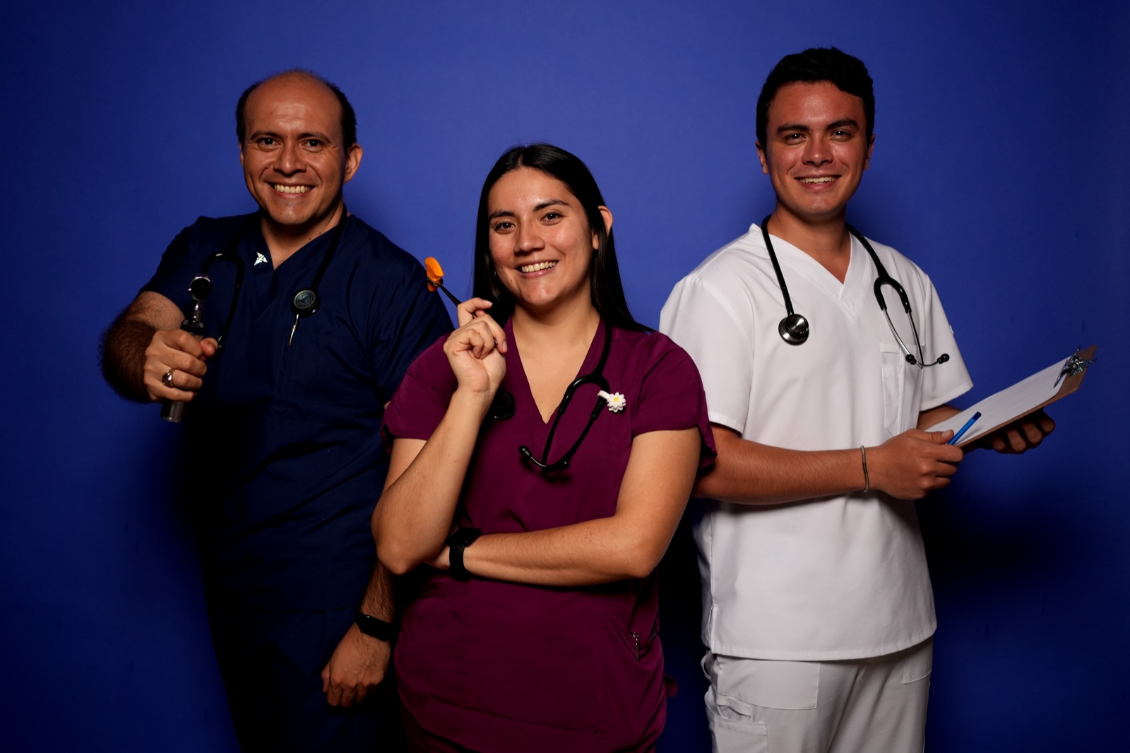 Equipo de profesionales de salud aliados de Manos a la Salud sonriendo sobre fondo azul