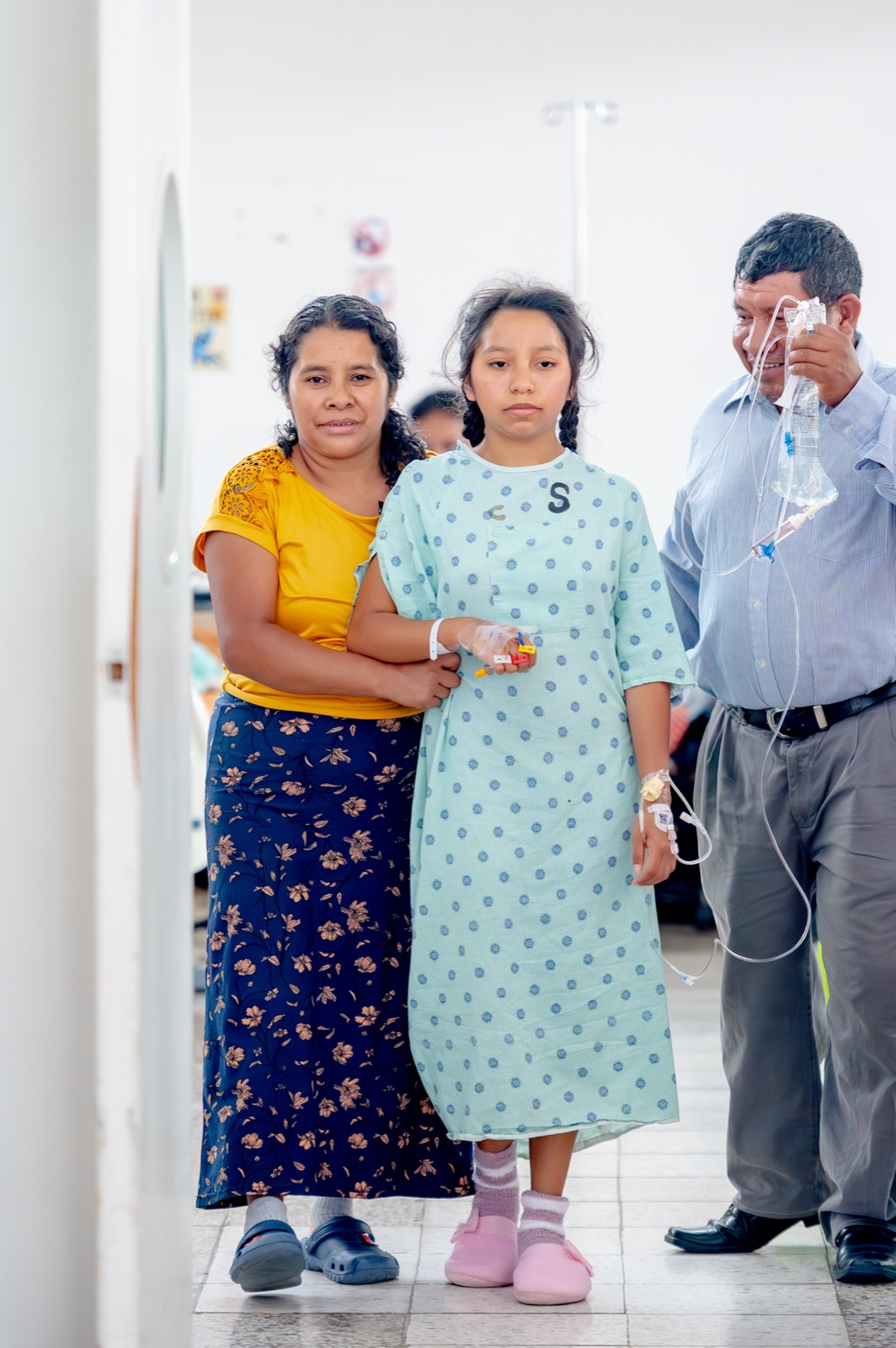 Madre acompaña a su hija antes de recibir tratamiento especializado
