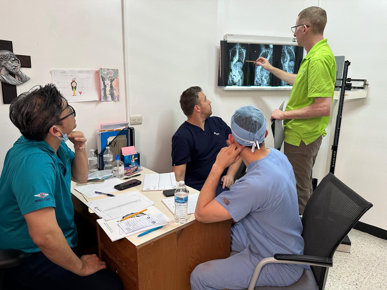 Equipo médico internacional evalúa radiografías de columna