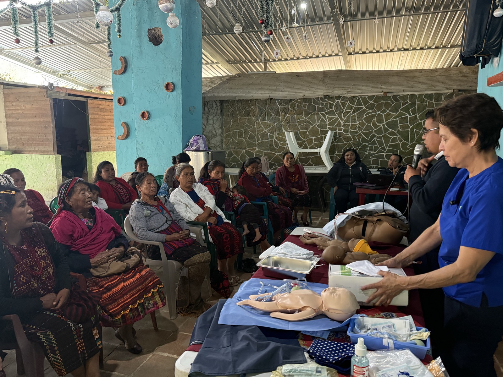 Comadronas practican técnicas de atención neonatal con simuladores
