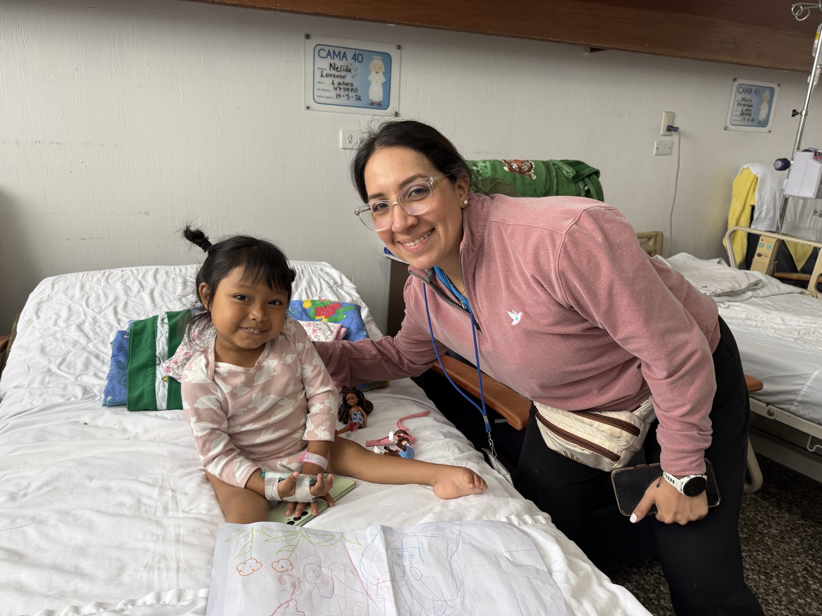 Voluntaria de World Pediatrics acompaña a una niña durante su recuperación
