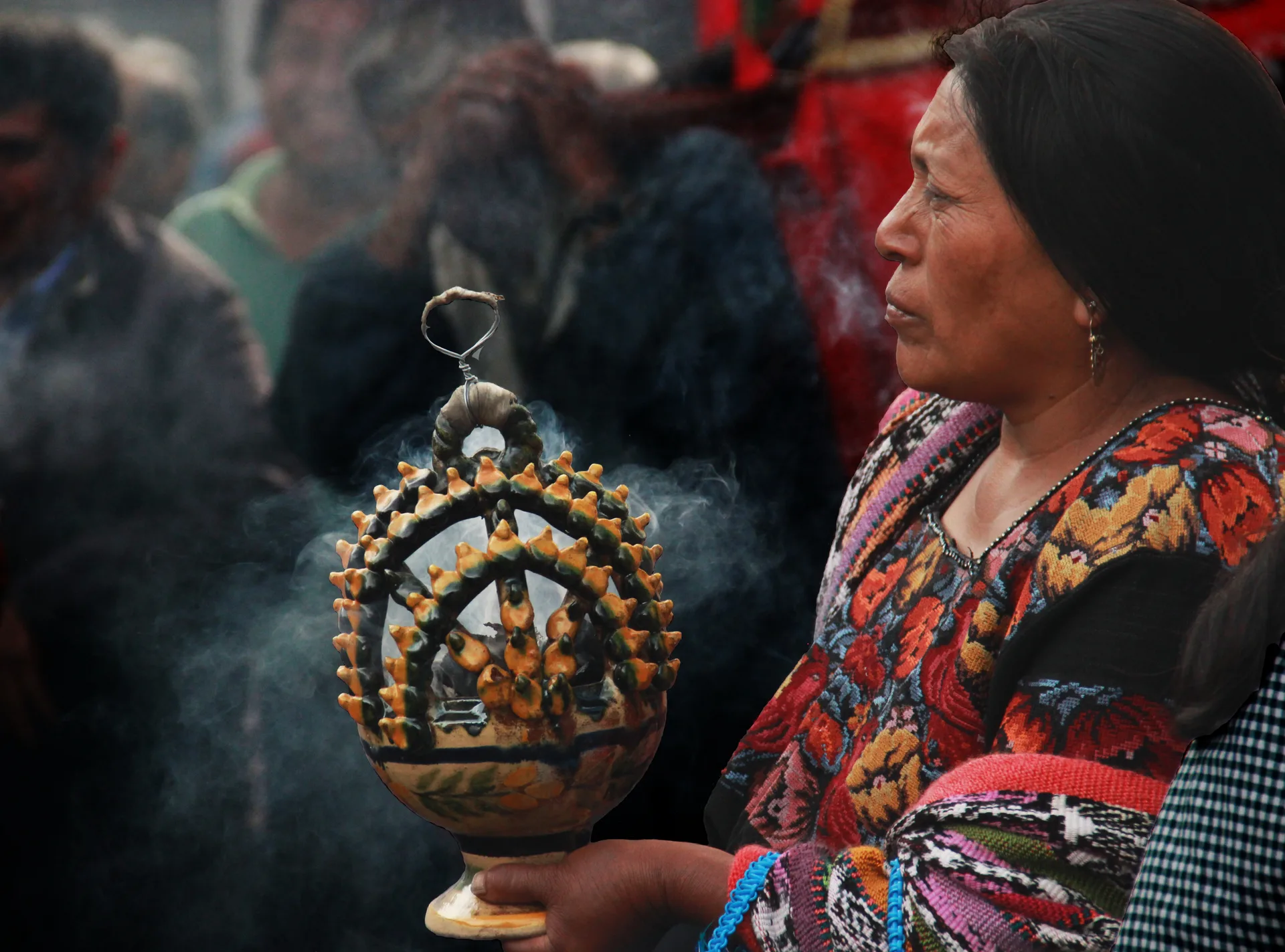 Mujer guatemalteca con tocado tradicional en una cofradía