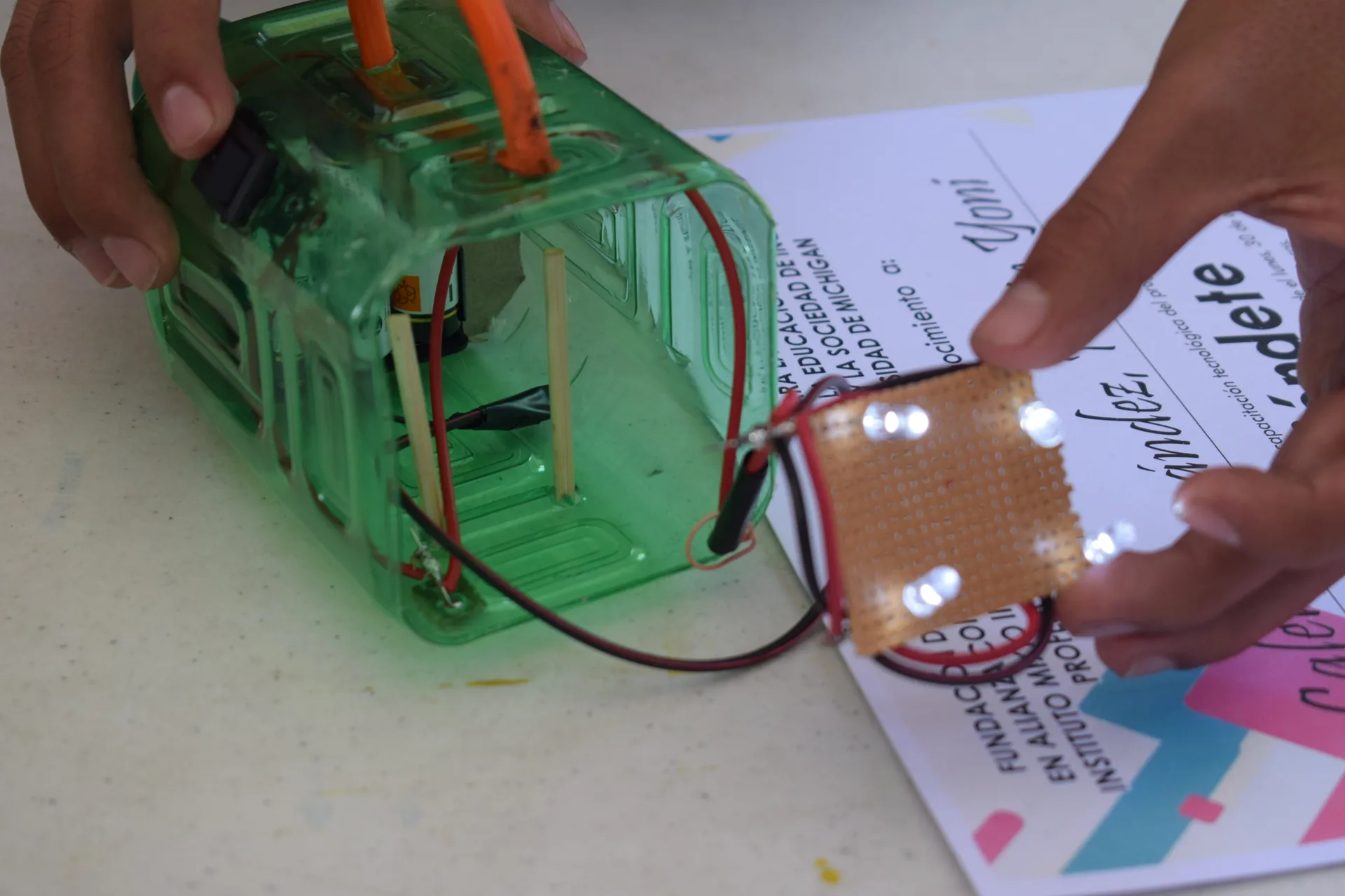 Linterna casera hecha con botella verde y circuito