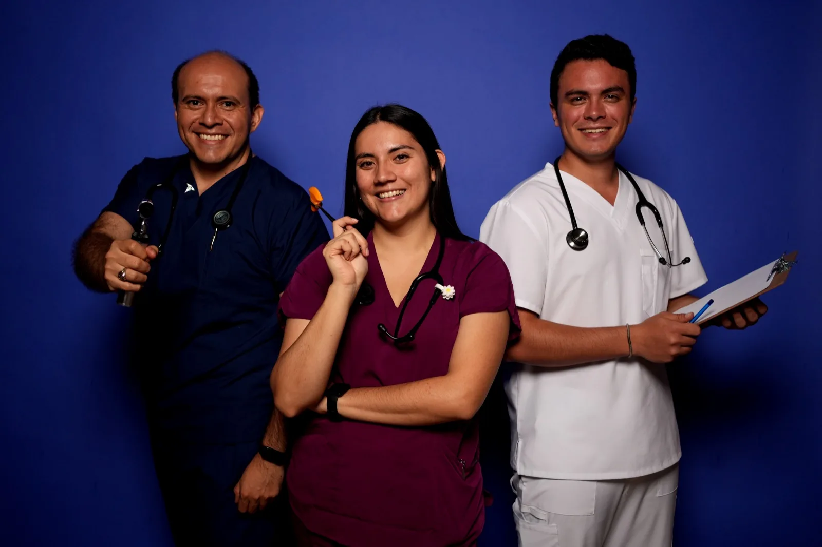 Equipo de profesionales de salud aliados de Manos a la Salud sonriendo sobre fondo azul